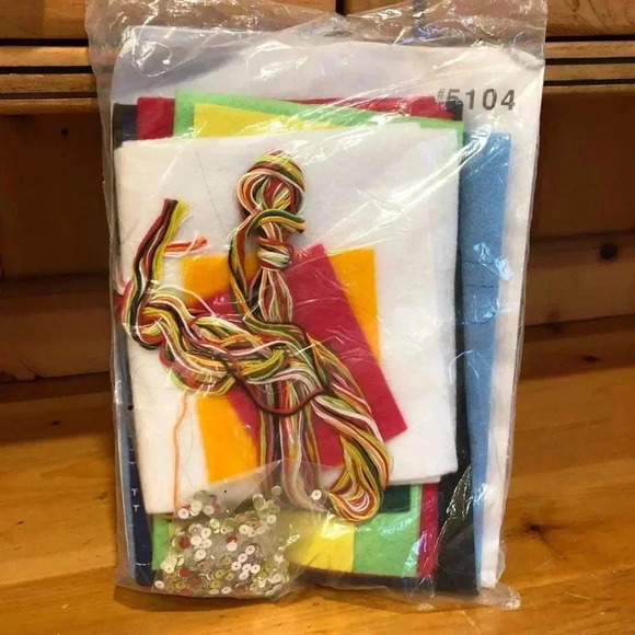 Design Works Felt Snowman Christmas Card Holder Kit - Picture 5 of 7